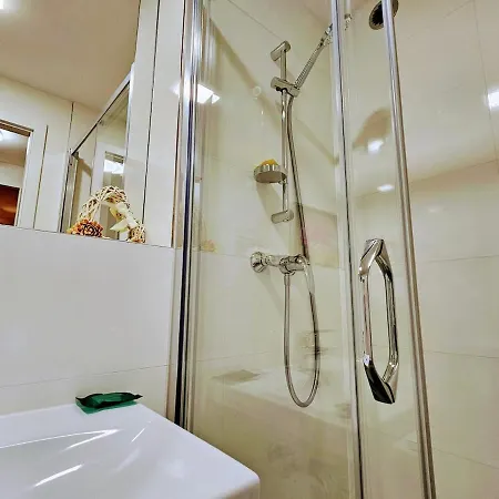 아파트 Superior 2br For Business & Leisure, Private Garden, Free Parking & Gym, By Live-inn 1