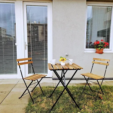 아파트 Superior 2br For Business & Leisure, Private Garden, Free Parking & Gym, By Live-inn 1 프라하