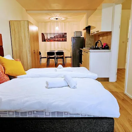 Superior 2br For Business & Leisure, Private Garden, Free Parking & Gym, By Live-inn 1 * 프라하