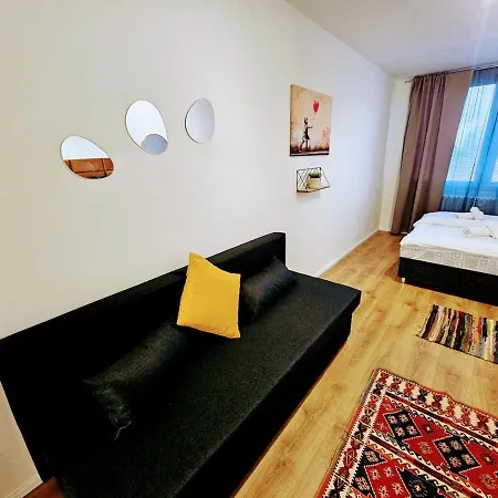 아파트 Superior 2br For Business & Leisure, Private Garden, Free Parking & Gym, By Live-inn 1 프라하
