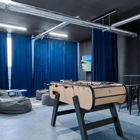Superior 2br For Business & Leisure, Private Garden, Free Parking & Gym, By Live-inn 1 * 프라하