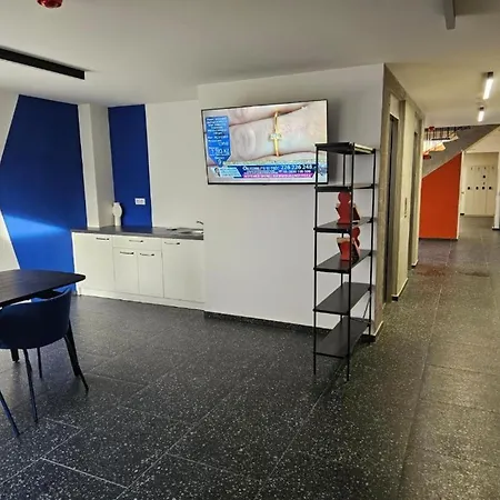 Superior 2br For Business & Leisure, Private Garden, Free Parking & Gym, By Live-inn 1 * 프라하