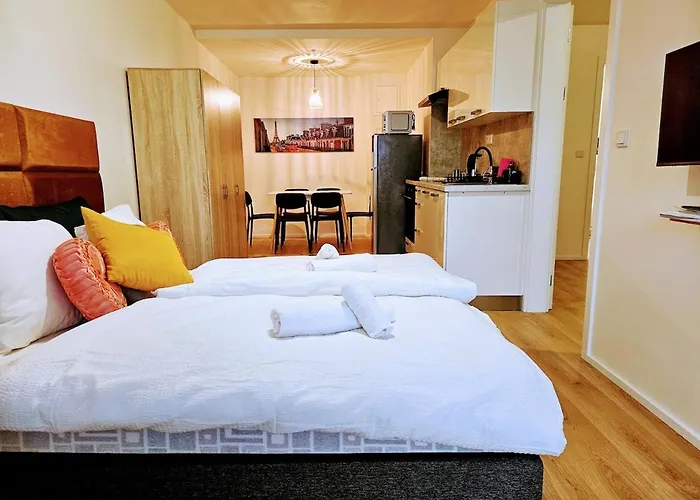 Superior 2br For Business & Leisure, Private Garden, Free Parking & Gym, By Live-inn 1 * Prag